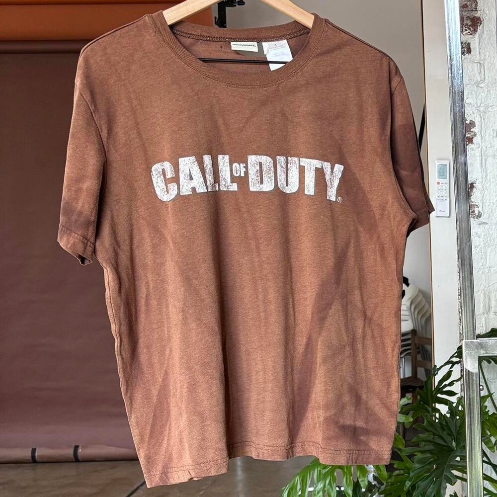 Vintage Brown and White Thrashed Sunfaded Call Of Duty T Shirt.